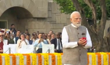 प्रधानमंत्री मोदी ने राजघाट पर महात्मा गांधी को दी श्रद्धांजलि