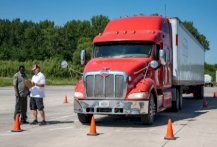 ट्रम्प सरकार ने पंजाबी ड्राइवरों के खिलाफ सख्त उठाया कदम , अंग्रेजी बोलना अनिवार्य