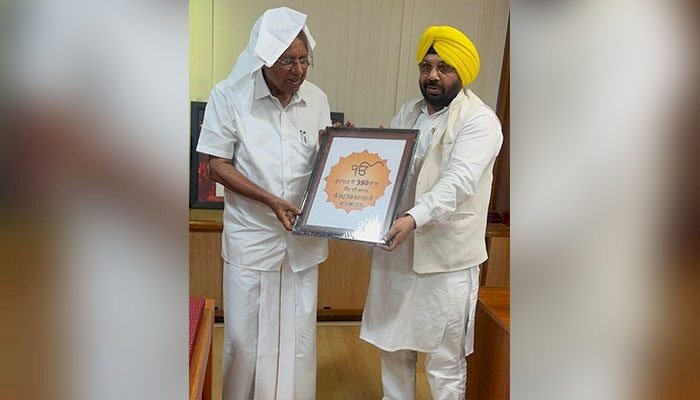 हरभजन ईटीओ ने केरल के मुख्यमंत्री पिनाराई विजयन को 350वीं शहादत वर्षगांठ समारोह के लिए औपचारिक निमंत्रण दिया