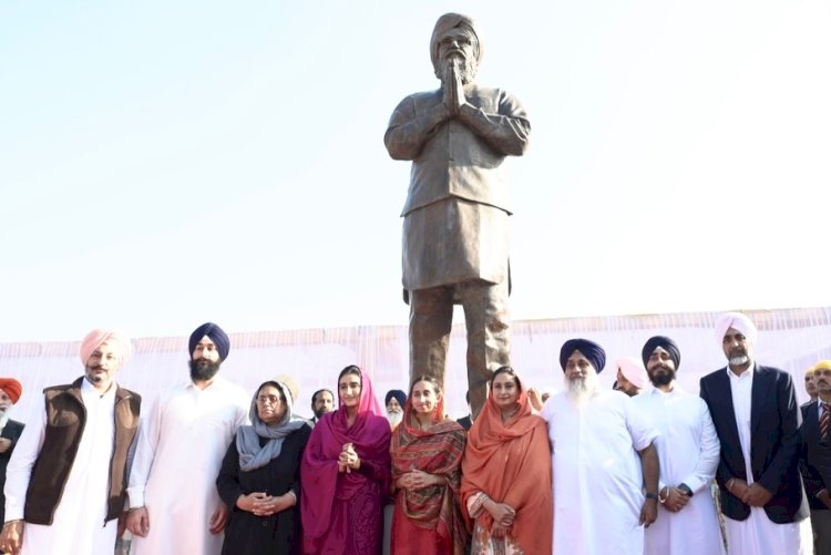 जन्मदिन के मौके पर बादल गांव में  लगाई गई प्रकाश सिंह बादल की मूर्ति