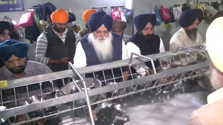 विरसा सिंह वल्टोहा ने श्री दरबार साहिब में बर्तन धोने और जूते साफ करने की सेवा की