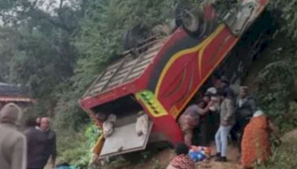 आंध्र प्रदेश में तीर्थयात्रियों को ले जा रही बस खाई में गिरी, 10 लोगों की मौत, कई घायल