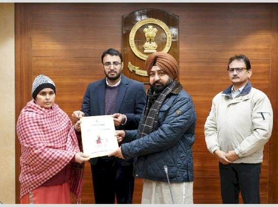 हरदीप सिंह मुंडियां ने नए नियुक्त उम्मीदवारों को नियुक्ति पत्र सौंपे