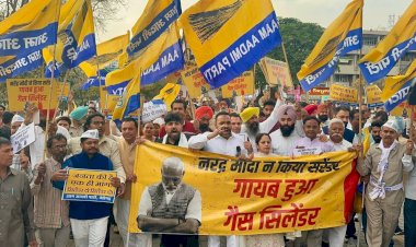 नरेंद्र मोदी ने किया सरेंडर — गायब हुआ गैस सिलेंडर !