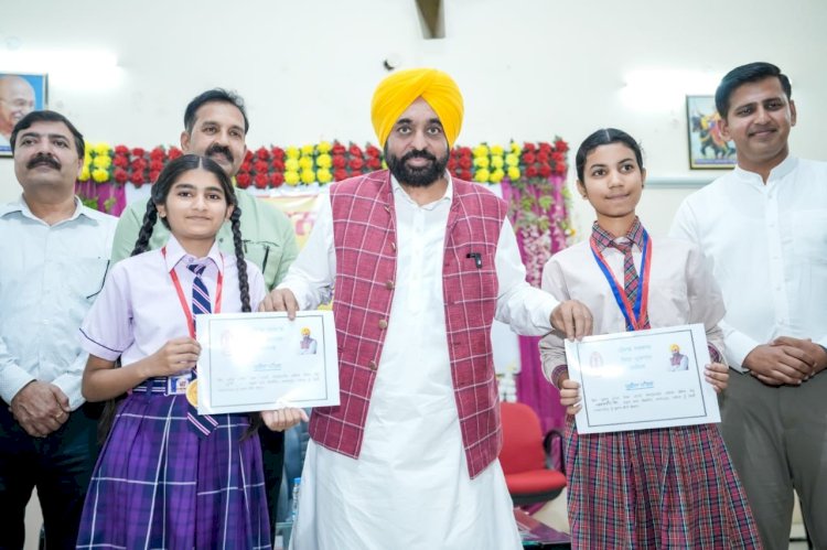 मुख्यमंत्री भगवंत सिंह मानने आदमपुर के स्कूल ऑफ एमिनेंस में विद्यार्थियों से की मुलाकात
