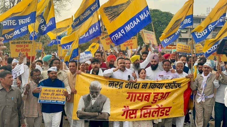 नरेंद्र मोदी ने किया सरेंडर — गायब हुआ गैस सिलेंडर !