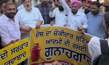 'आप' के 'ट्रेड विंग' ने गैस सिलेंडर की कीमतों में बढ़ोतरी के खिलाफ घंटा घर पर विरोध प्रदर्शन किया