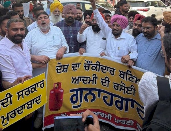 'आप' के 'ट्रेड विंग' ने गैस सिलेंडर की कीमतों में बढ़ोतरी के खिलाफ घंटा घर पर विरोध प्रदर्शन किया