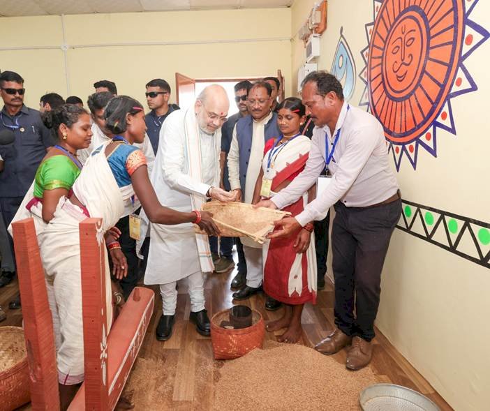 केन्द्रीय गृह एवं सहकारिता मंत्री अमित शाह ने आज छत्तीसगढ़ के बस्तर में शहीद वीर गुण्डाधुर सेवा डेरा जन सुविधा केन्द्र का शुभारंभ किया