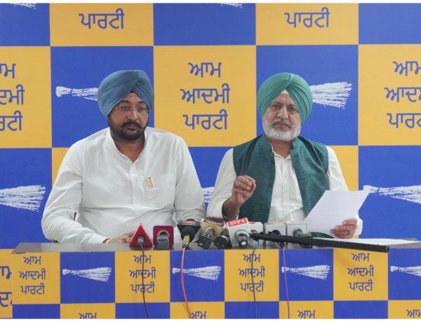 अमृतसर में कांग्रेस कार्यकर्ताओं ने मुख्यमंत्री की तीर्थ यात्रा बस पर किया हमला