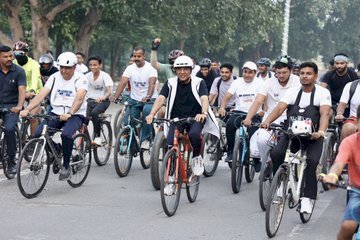 केंद्रीय युवा कार्यक्रम और खेल मंत्री डॉ. मनसुख मांडविया ने सत्य साई की 100वीं जयंती के उपलक्ष्य में आयोजित ‘फिट इंडिया संडेज़ ऑन साइकिल’ के राष्ट्रव्यापी 80वें संस्करण का नेतृत्व किया