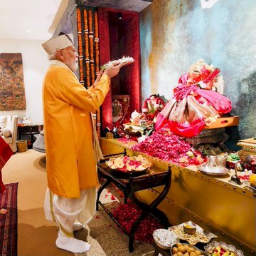 प्रधानमंत्री ने केंद्रीय मंत्री पीयूष गोयल के आवास पर गणपति दर्शन के दौरान भगवान श्री गणेश की पूजा-अर्चना की